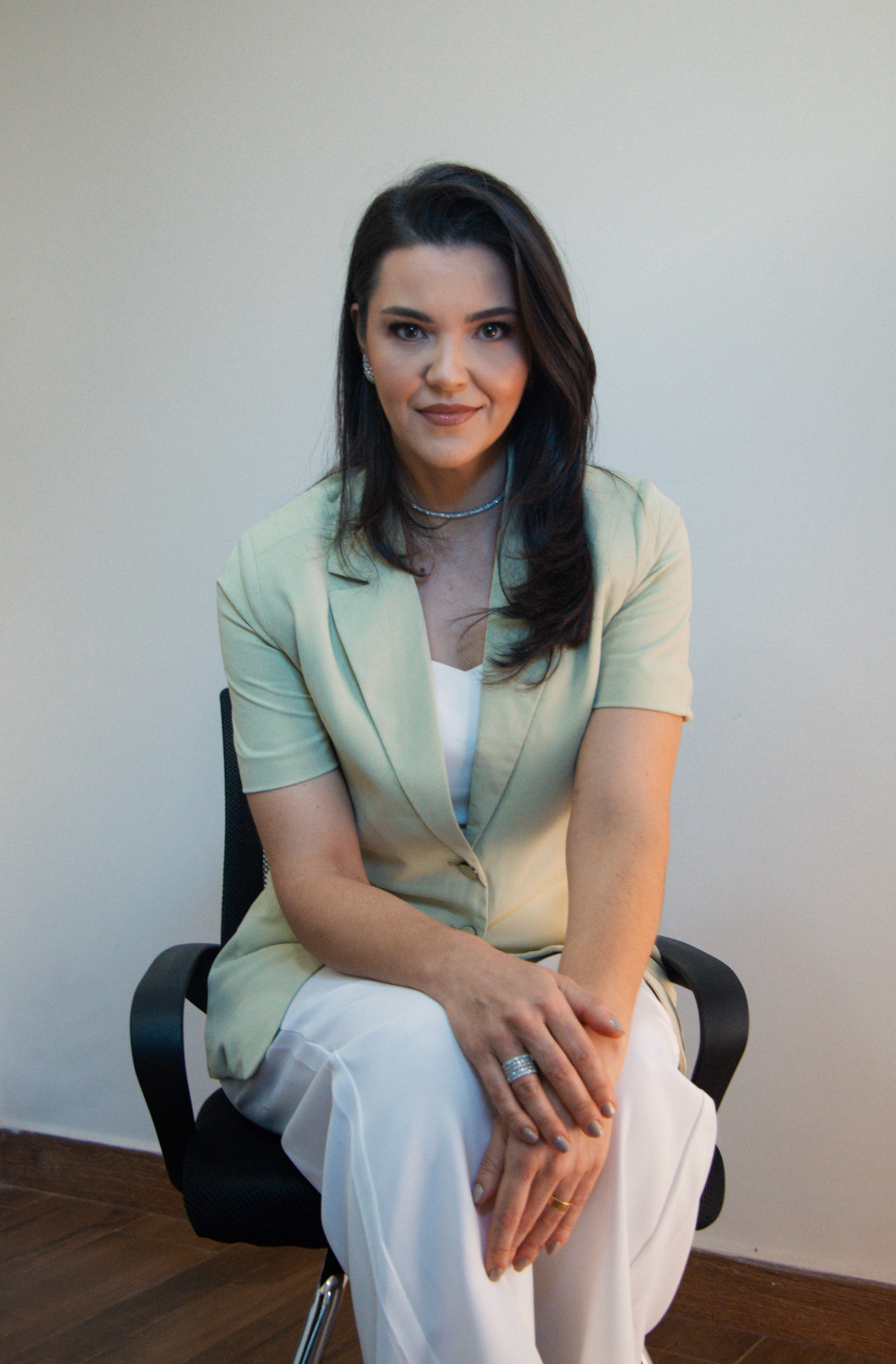 Gabriela Justino sentada em retrato profissional